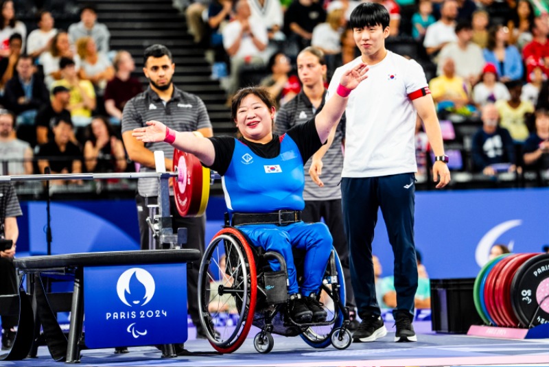 79--paris-2024--para-powerlifting--womens-up-to-73kg_53977453207_o.jpg