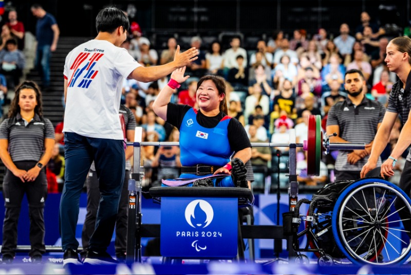 79--paris-2024--para-powerlifting--womens-up-to-73kg_53978654494_o.jpg